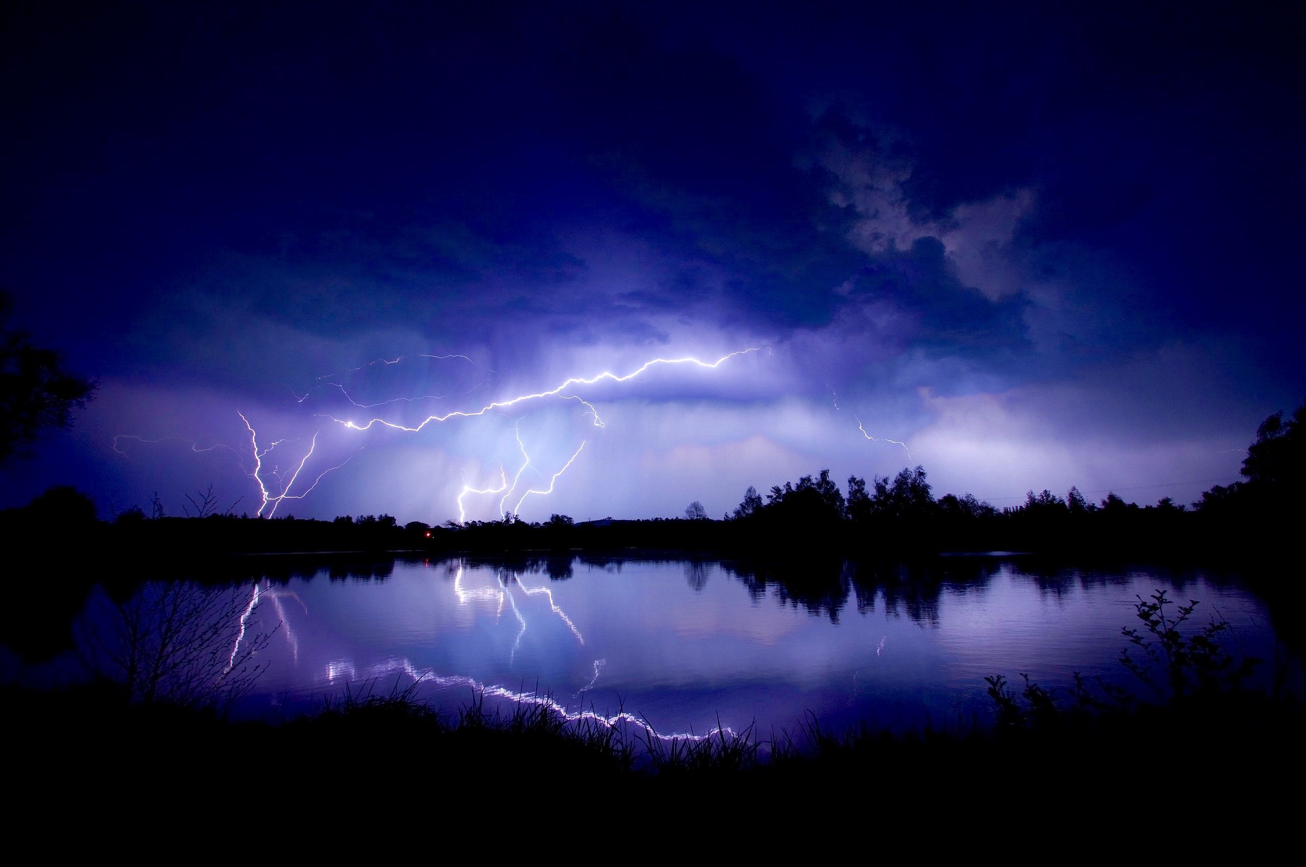 clouds_lightning_pond_reflection_night_2560x1700.jpg