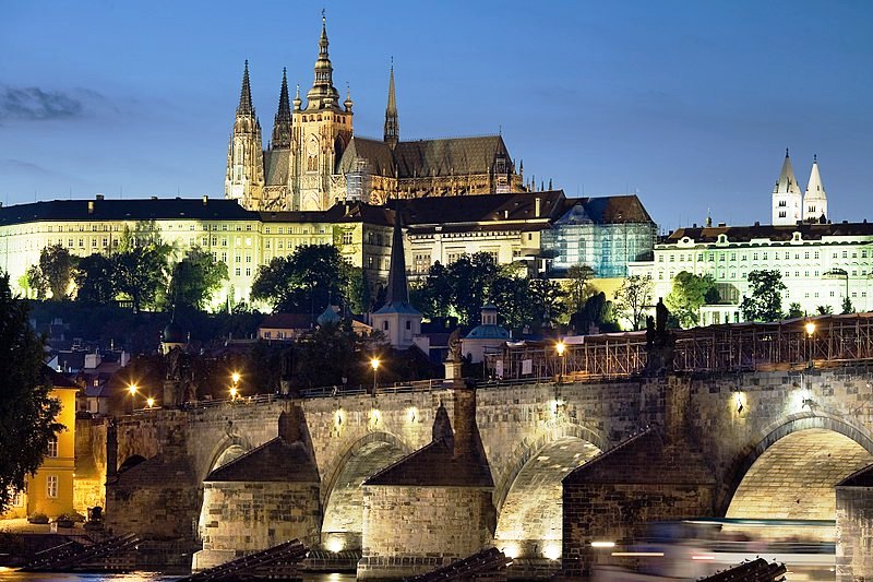 800px-Night_view_of_the_Castle_and_Charles_Bridge,_Prague_-_8034.jpg