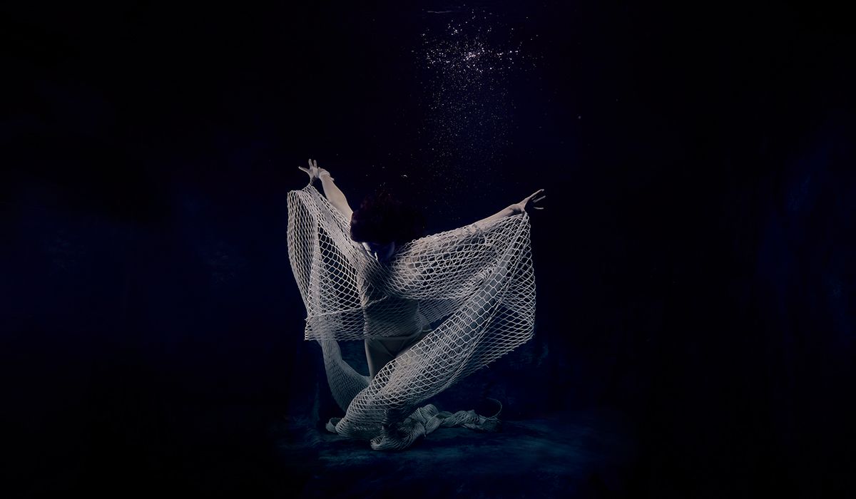 I tied myself up in nets underwater to convey ghost fishing's toll on the  ocean — Steemit