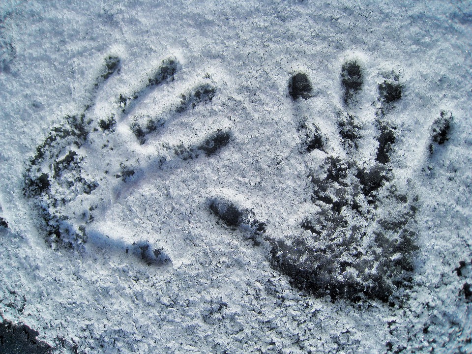 handprint-in-snow-1068714_960_720.jpg