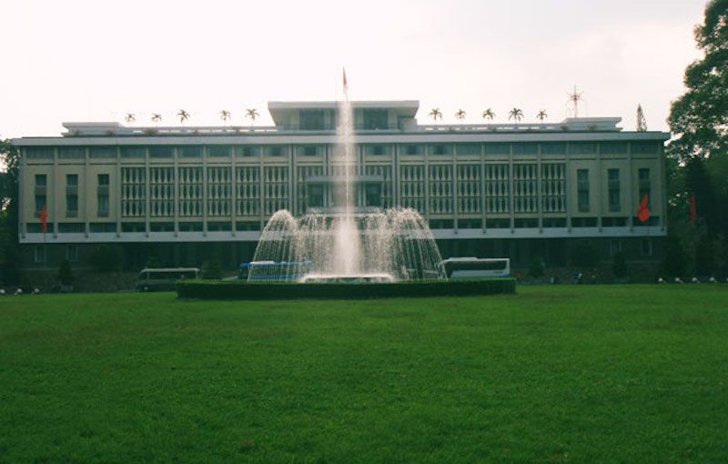 Tha-palace-and-the-fountain.jpg