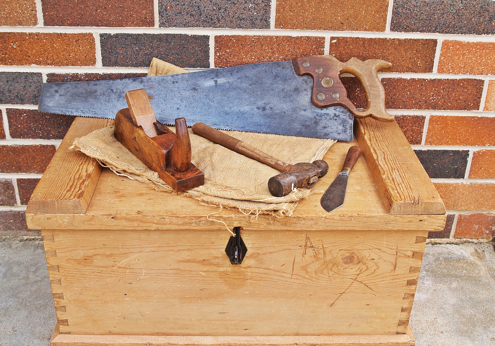 carpenters-toolbox-1466467_1920.jpg