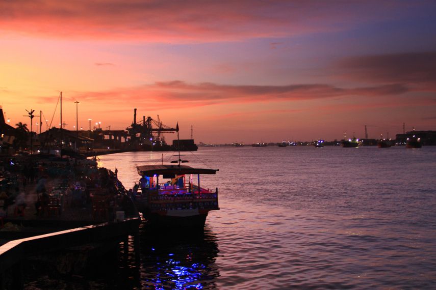 1__Taman_Alun-Alun_Kapuas_menyajikan_pemandangan_tenangnya_aliran_air_di_Sungai_Kapuas_dengan_kapal-kapal_yang_melintasi_sungai-570.jpg