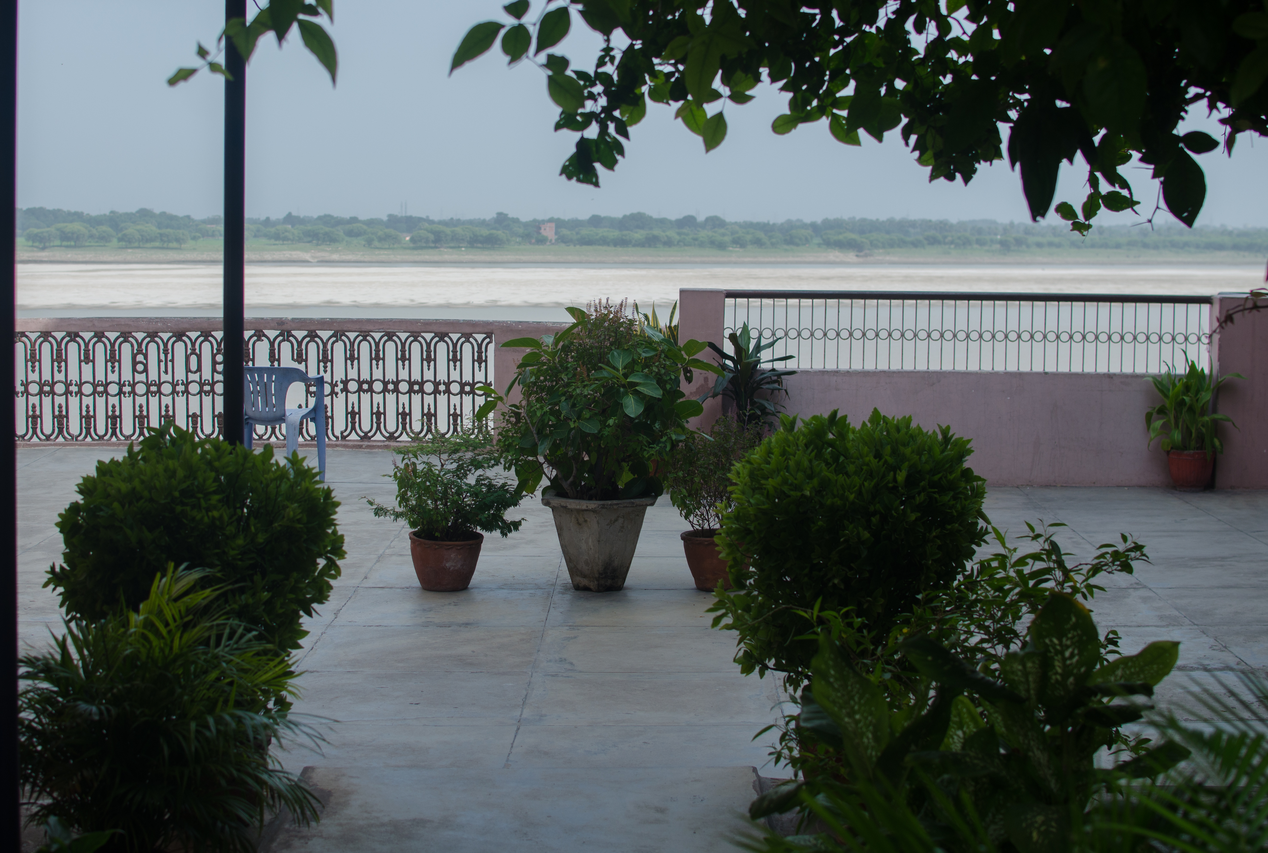 Hotel Alka with its terrace overlooking the Ganges