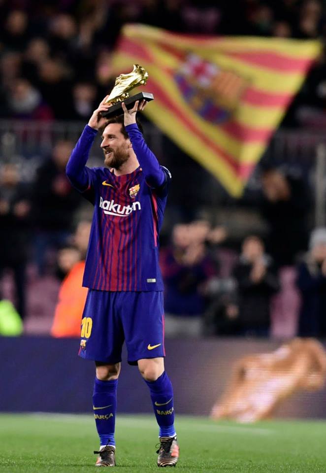 Messi presenting his Golden Boot award before kickoff to Camp Nou Steemit