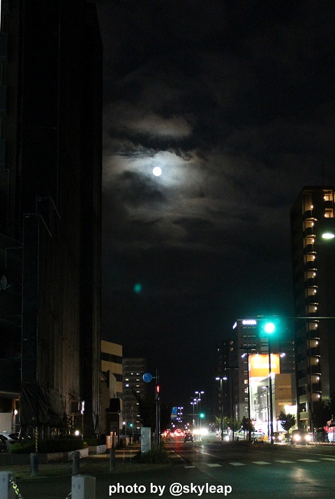 moon-01-s.jpg