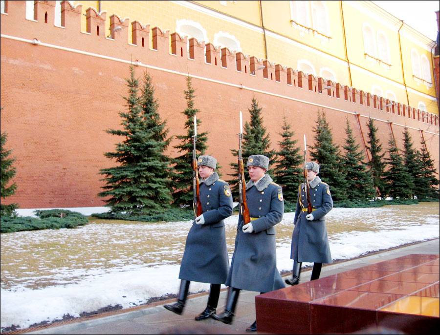 moscow-russia-kremlin-guard.jpg