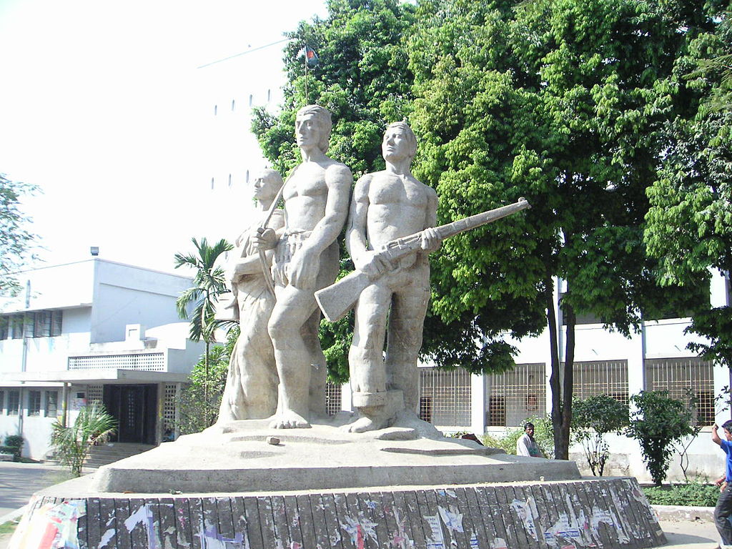 Aparajeyo_Bangla_statue.jpg