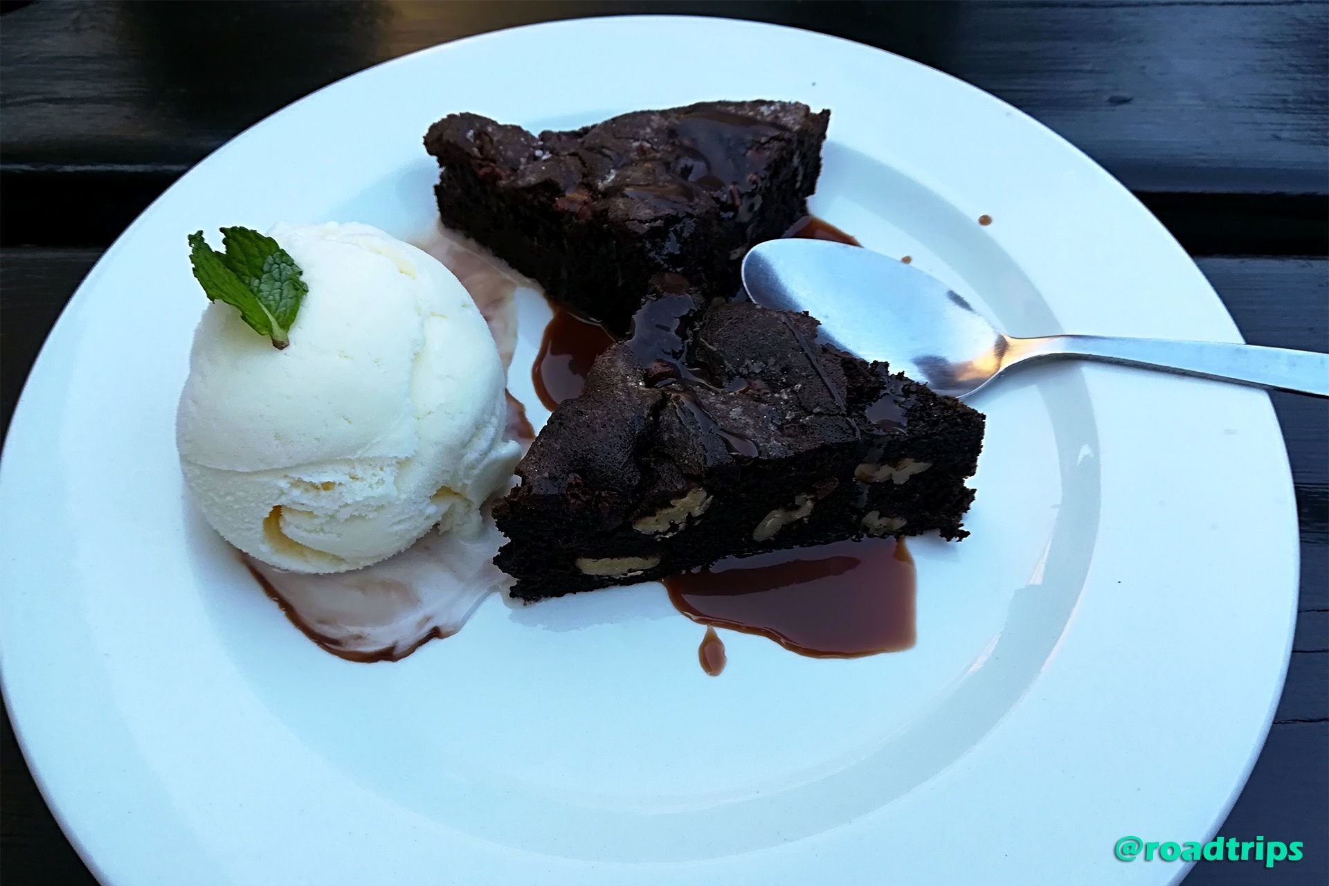 Pecan-nut-brownie-with-vanilla-ice-cream.jpg