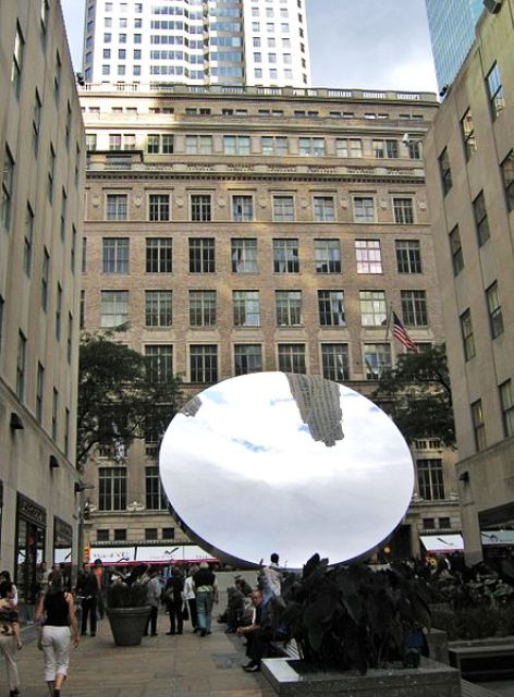 442px-Sky_Mirror_at_Rockefeller_Center_01.jpg