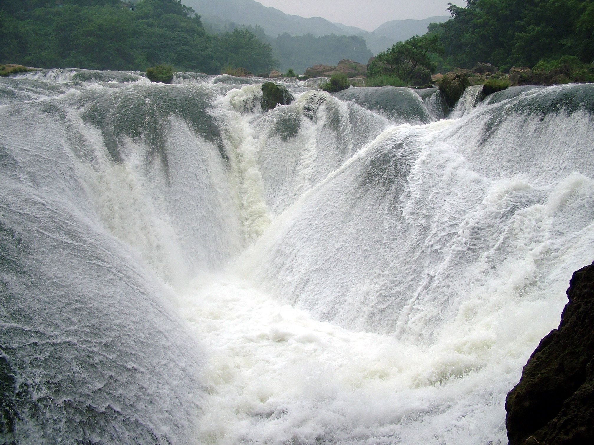 Yinlianzhuitan_HuangguoshuFall.jpg