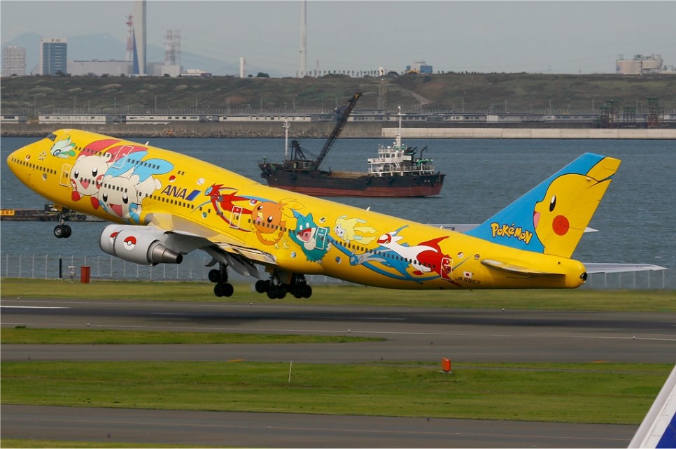 All_Nippon_Airways_Boeing_747-400_yellow_pokemon.jpg