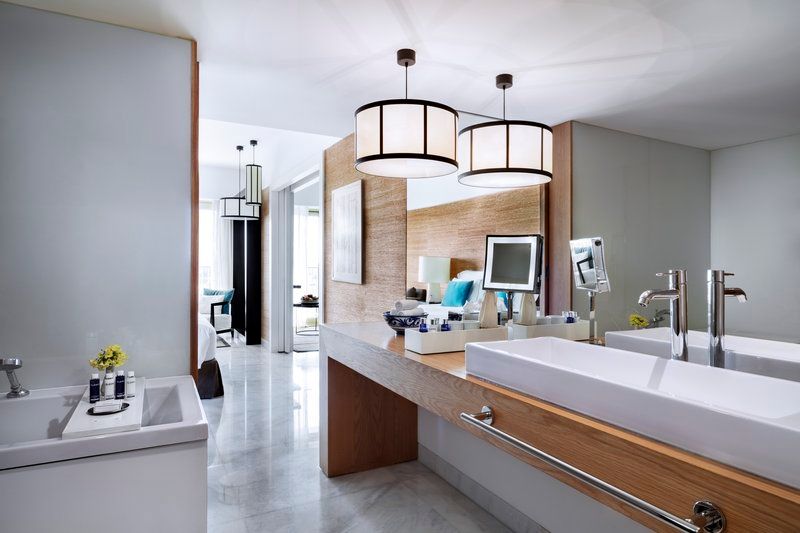 AVIL_Suite_Bathroom_01_G_A_H_P.jpg