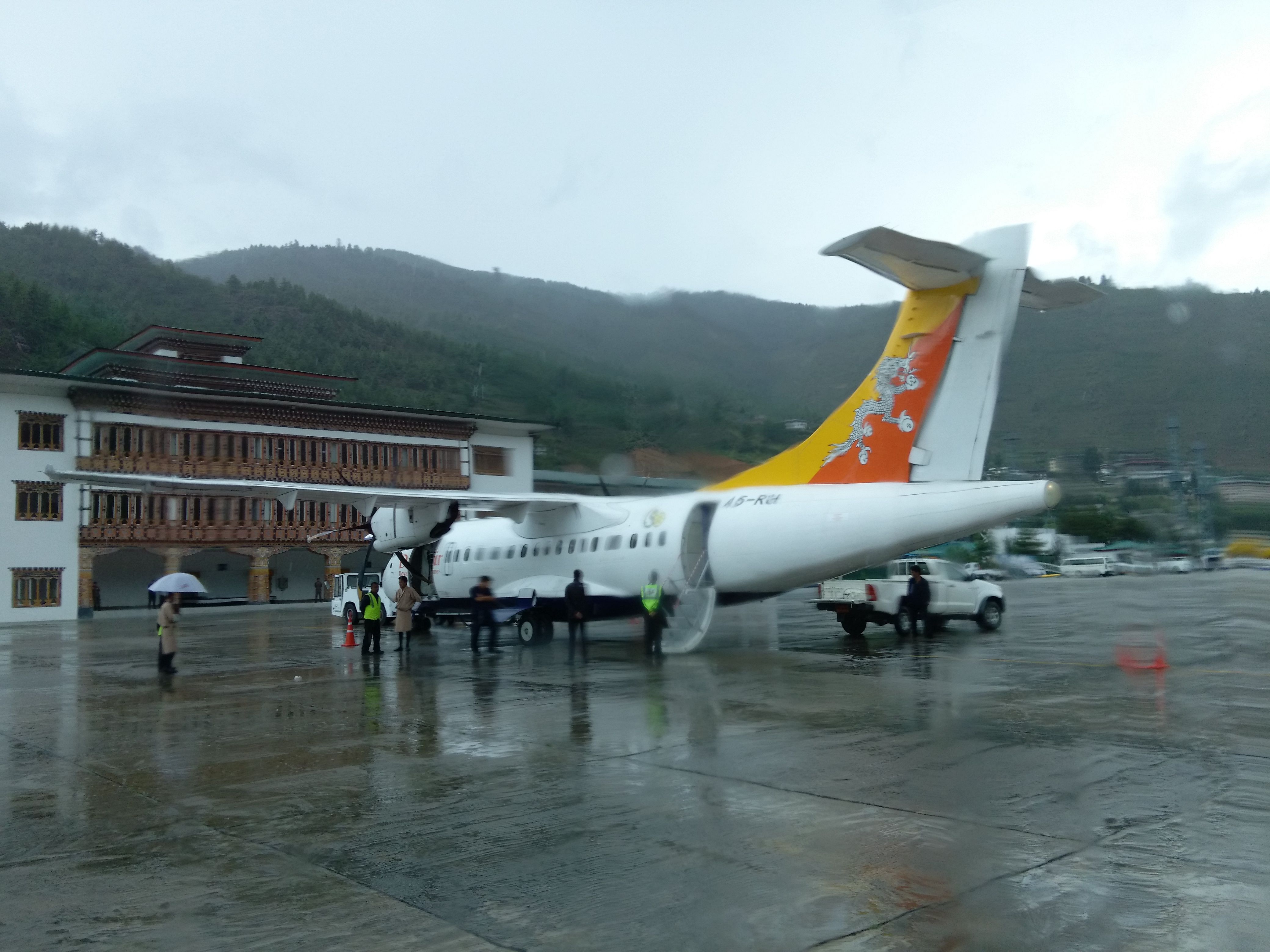 Аэропорт бутана. Бутан Тхимпху аэропорт. Аэропорт паро в бутане. Аэропорт паро в королевстве бутан. Аэропорт паро в бутане, Гималаи.