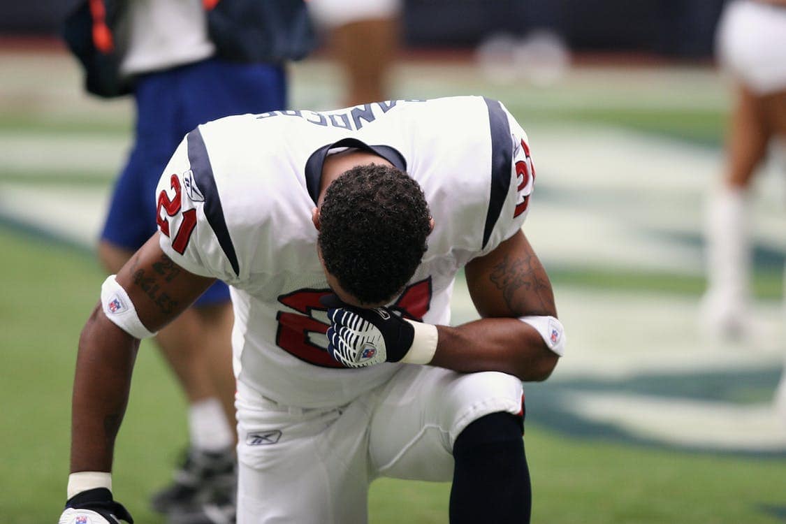 professional-football-player-nfl-praying-160577.jpeg