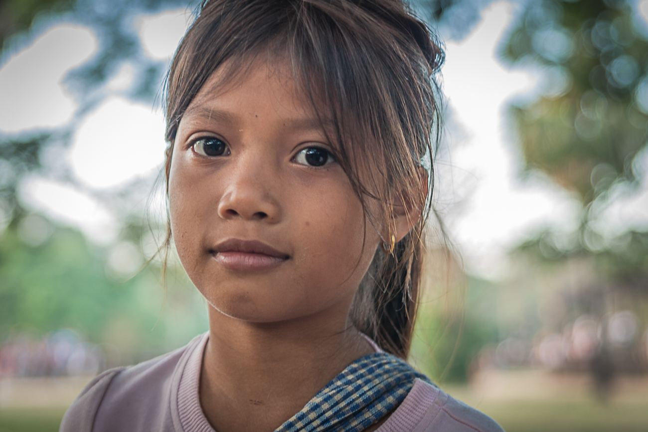 Angkor wat sunrise girl 1.jpg