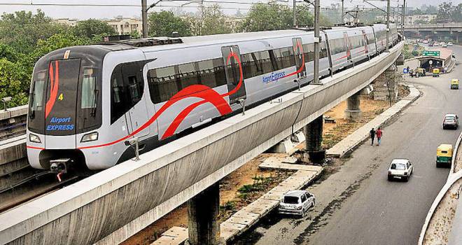 DE31_PG2_2-COL_DELHI_METRO_AIRPORT_EXPRESS_TRAIN_SEEN_ON_IGI_FLYOVER.jpg