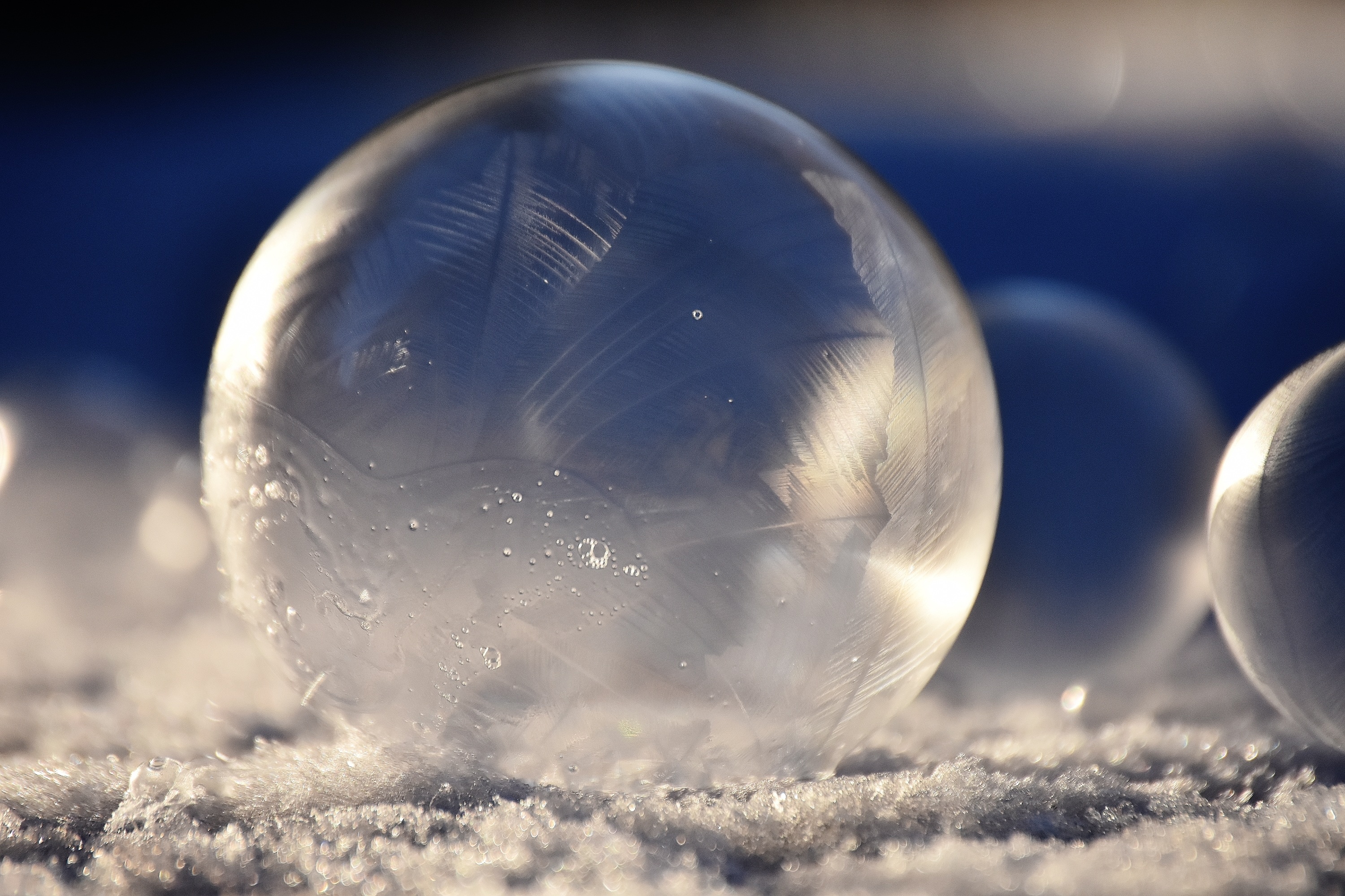 Снежок стекло. Замерзший мыльный пузырь. Замороженный мыльный пузырь. Снежный шар. Замороженіе мільніе пузіри.