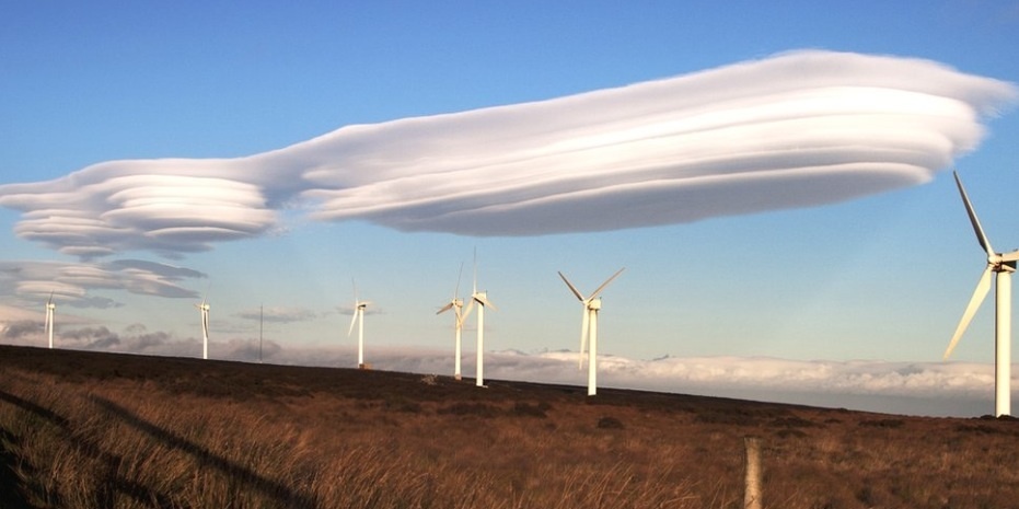 Amazing-Photo-of-Some-Incredibly-Rare-Lenticular-Clouds-over-the-Fields-of-Oregon-USA.jpg