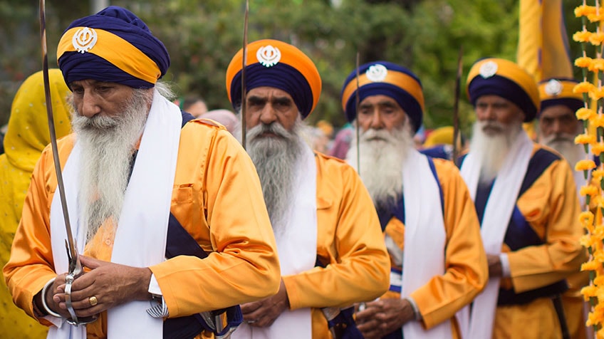 sikh-men-sabres-min.jpg