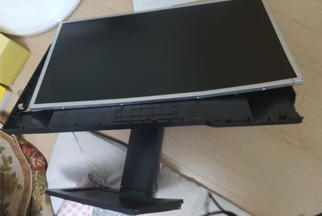 this-user-said-his-monitor-fell-while-he-hit-his-desk-five-times-in-anger.jpg