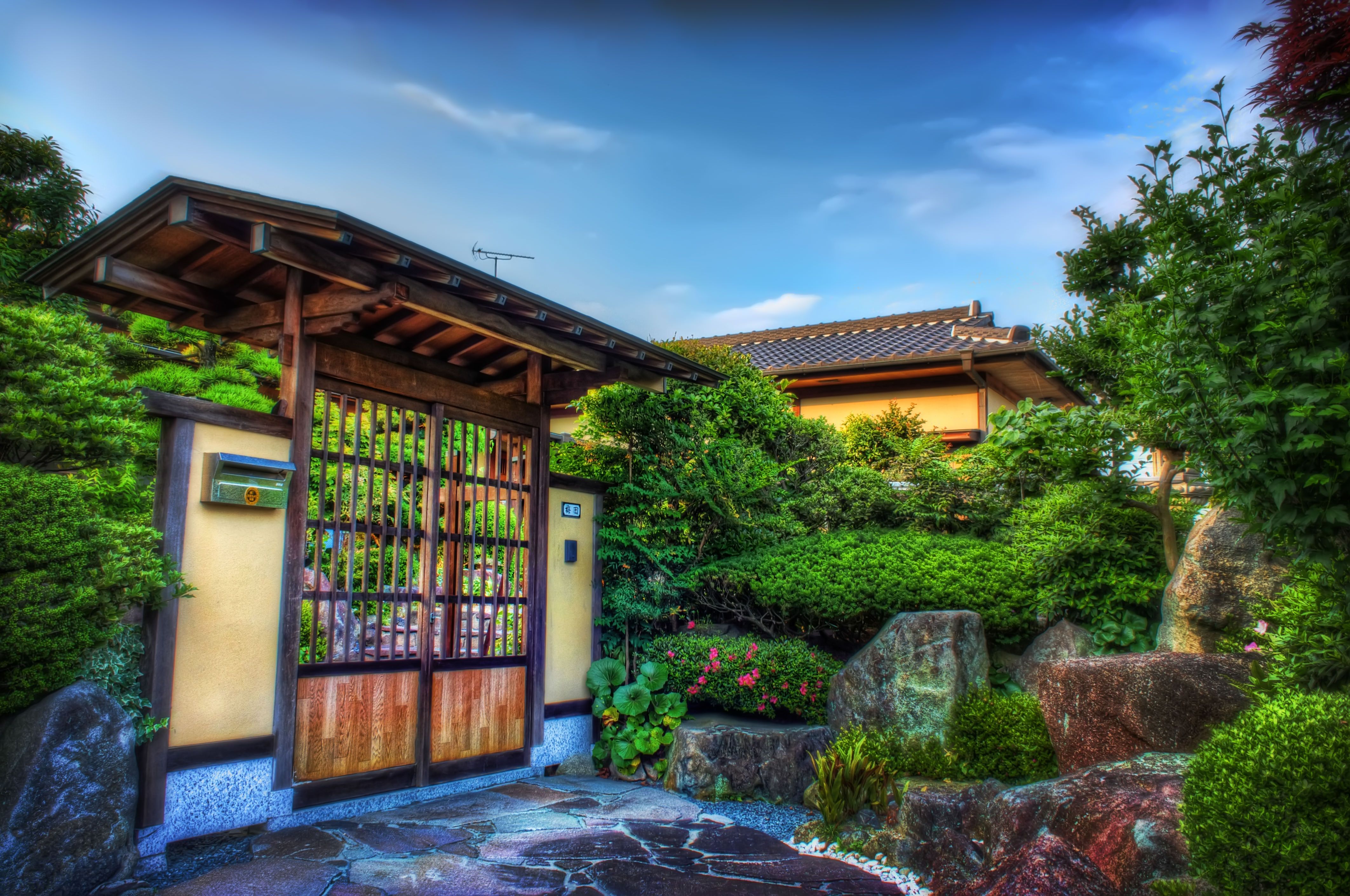 Traditional_Gate_and_Japanese_Home_Garden.jpg