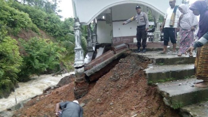 tempat-wudhu-di-masjid-digerus-arus-sungai_20170426_171545.jpg