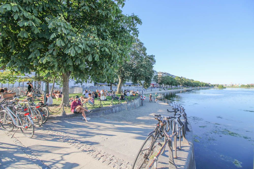 jugne-leute-an-bruecke-in-kopenhagen.jpg