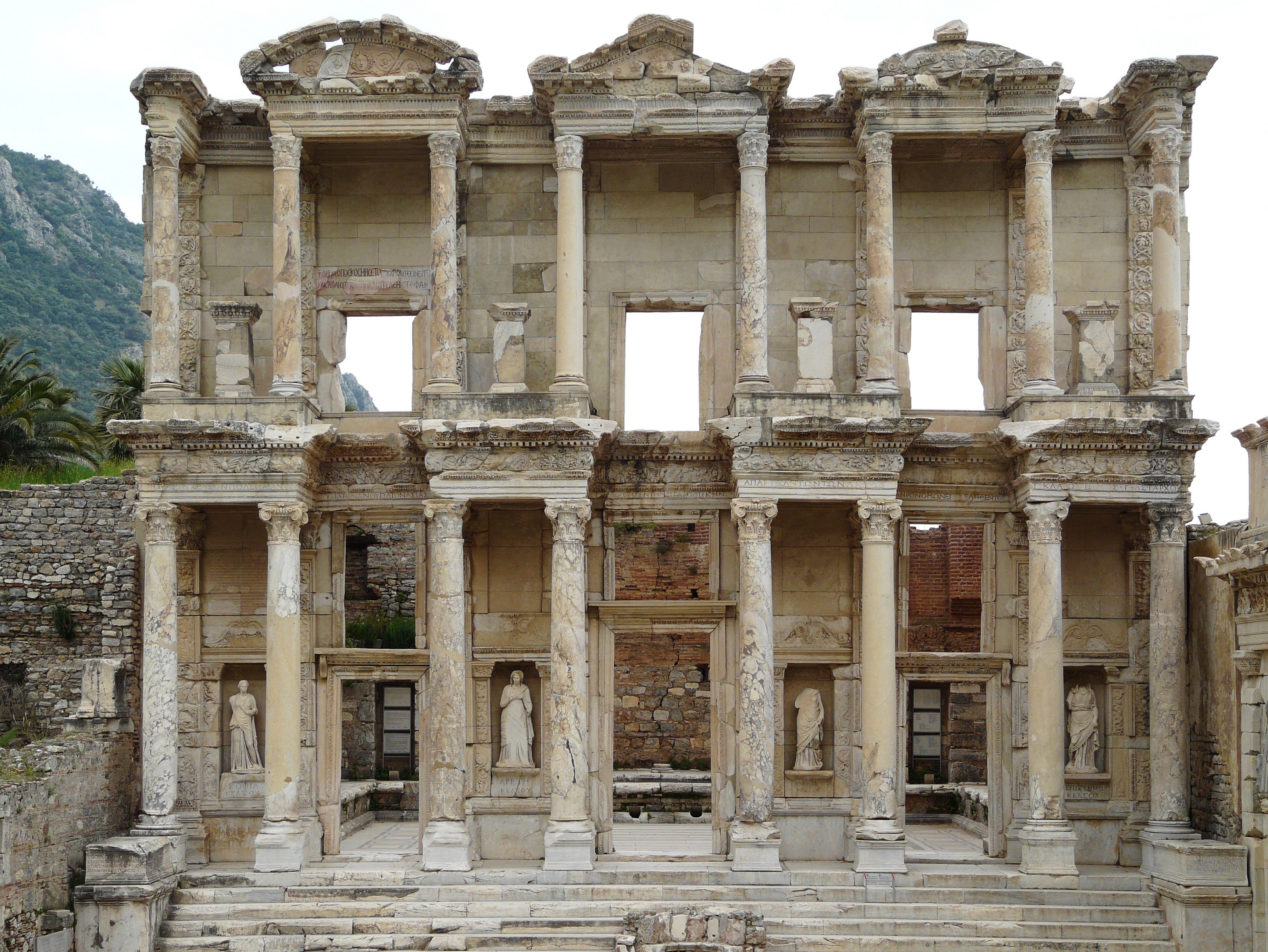 Ephesus_Celsus_library_2009_04_29.jpg