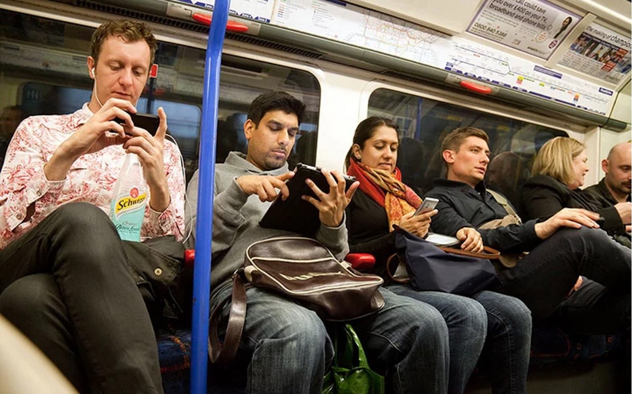 Случай в общественном транспорте. Человек с телефоном в автобусе. Люди в общественном транспорте. Люди сидят в общественном транспорте. Современное метро люди.