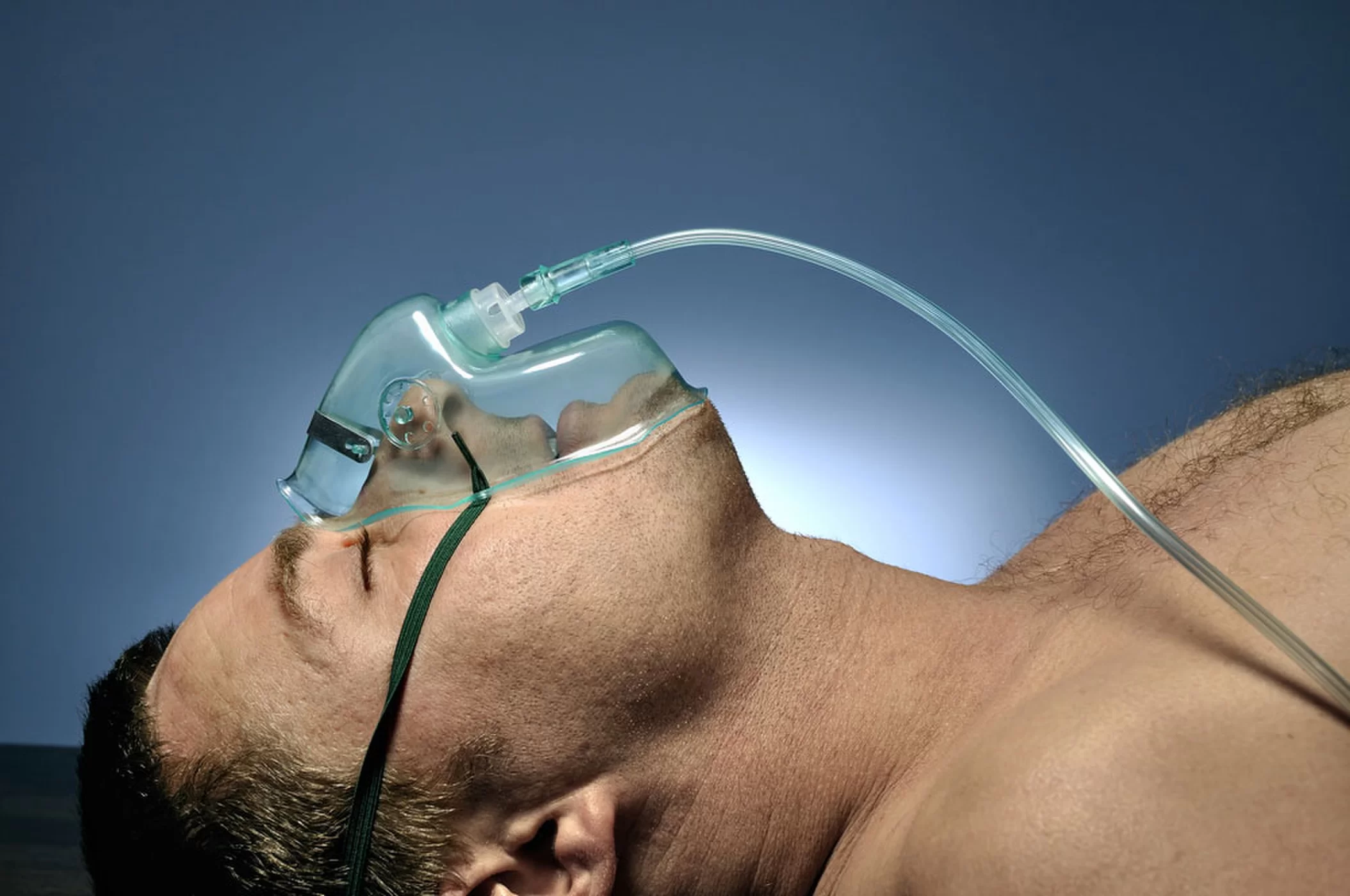 Маска дышать кислородом. Кислородная маска оксигенотерапия. Ингаляция кислородом. Человек в кислородной маске. Пациент с кислородной маской.