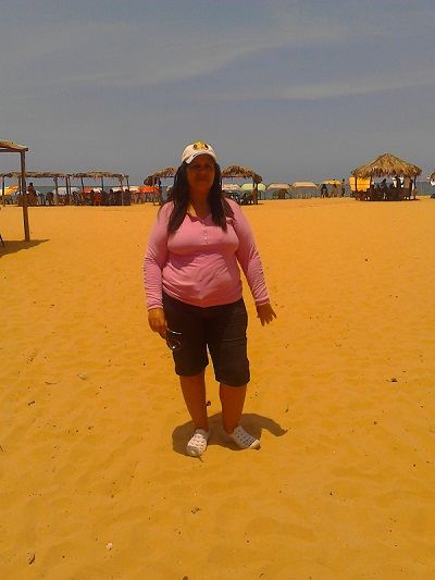 Mi mami en la playa.jpg