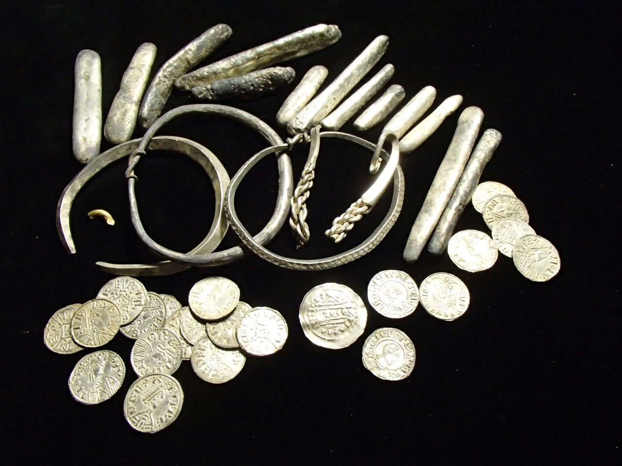 Viking-hoard-found-in-Watlington-2015-1280x960.jpg