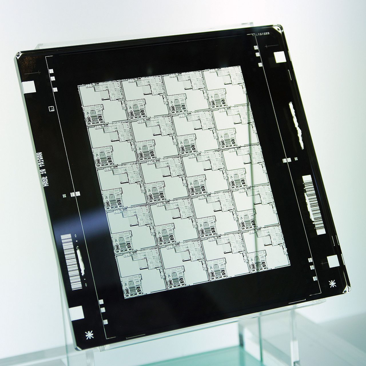 1280px-Semiconductor_photomask.jpg