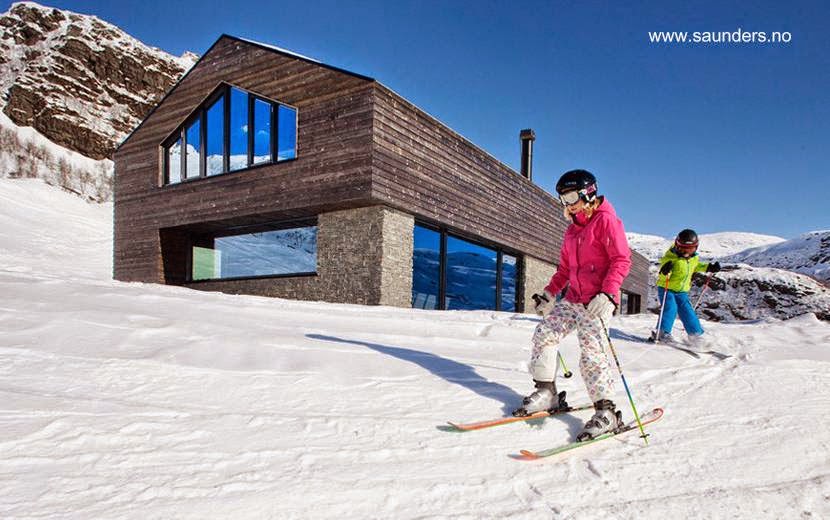 Moderna cabaña de montaña para la práctica de deportes invernales.jpg