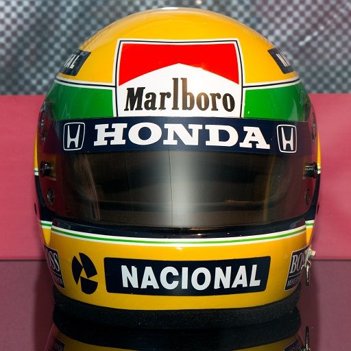 Ayrton_Senna_1988_helmet_front_2015_Honda_F1_Exposition.jpg