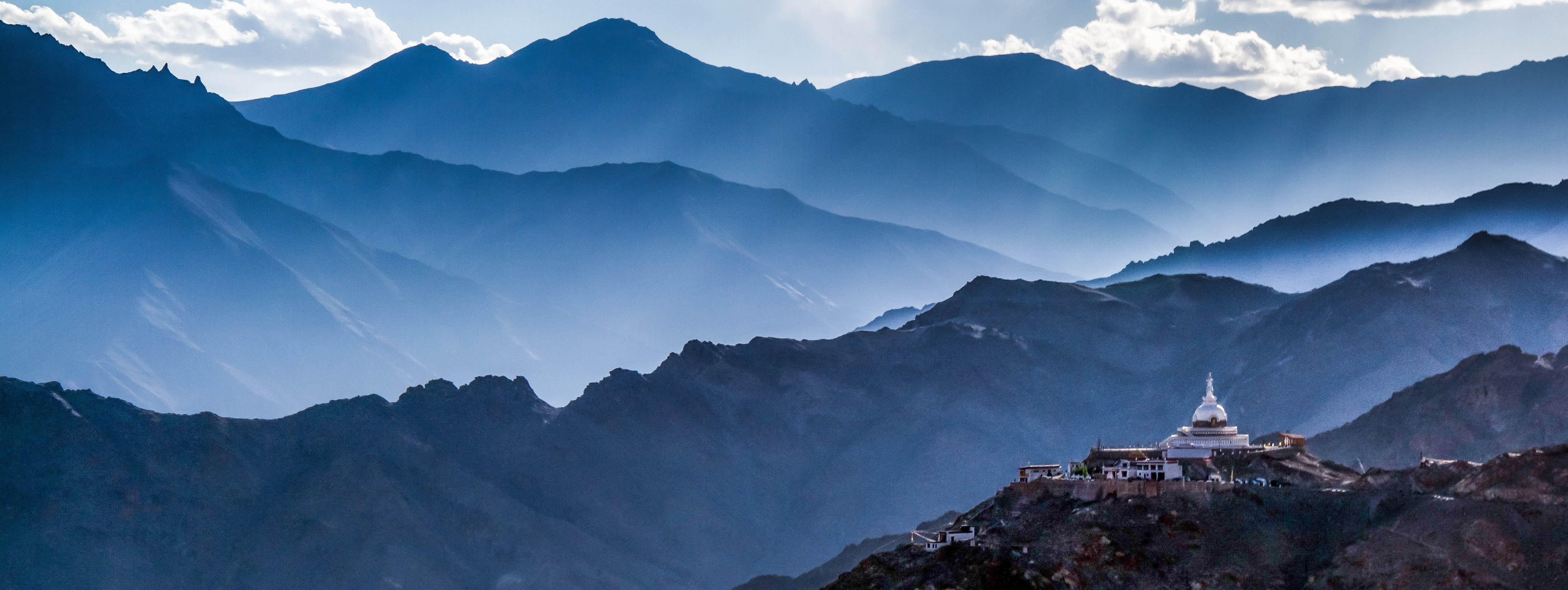 Shanti_Stupa_on_the_hills_in_Leh.jpg