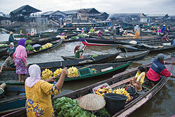 250px-Traditional_Floating_Market_Kuin_River.jpg