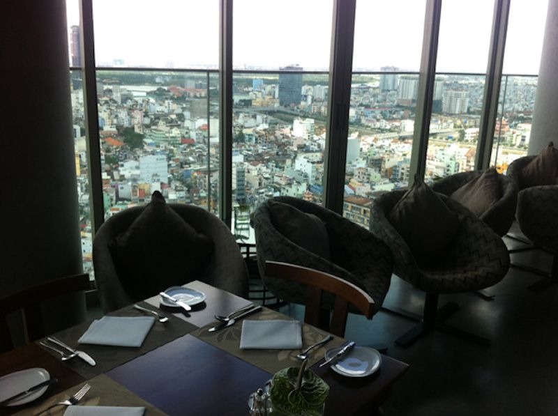 Diners-enjoy-panoranic-views-of-the-city..jpg