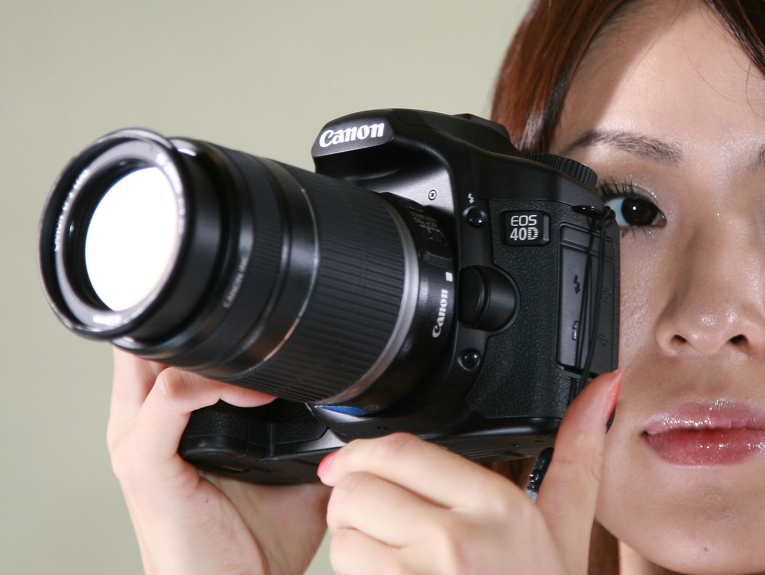Какую цифровую камеру выбрать. Canon EOS 40d дисплей. Фотокамеры для начинающих фотографов. Фотоаппараты для новичков фотографов. Фотоаппарат фотокорреспондента.