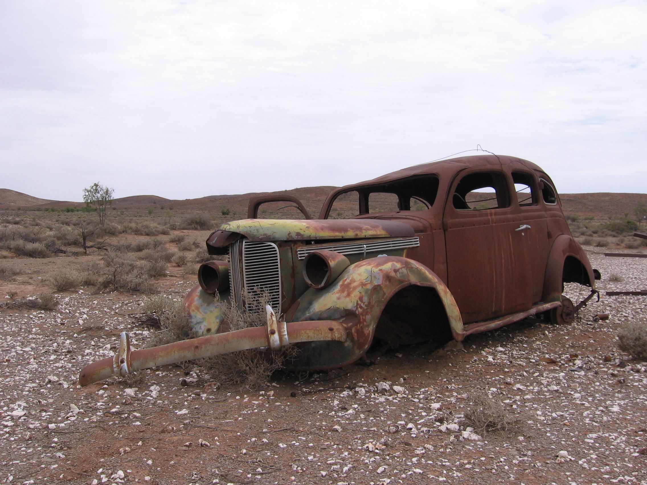 Rusted_car,_Strezlecki_Track (1).jpg