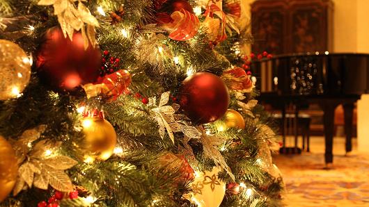 104587934-Christmas_Tree_Decorations.530x298.jpg.jpg