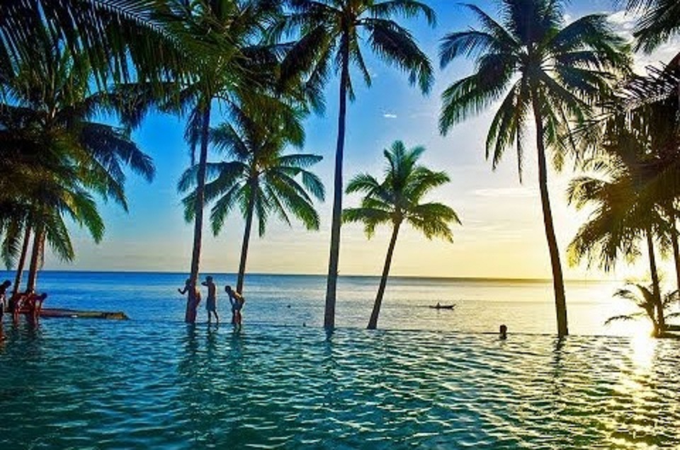 aqua azul infinity pool.jpg