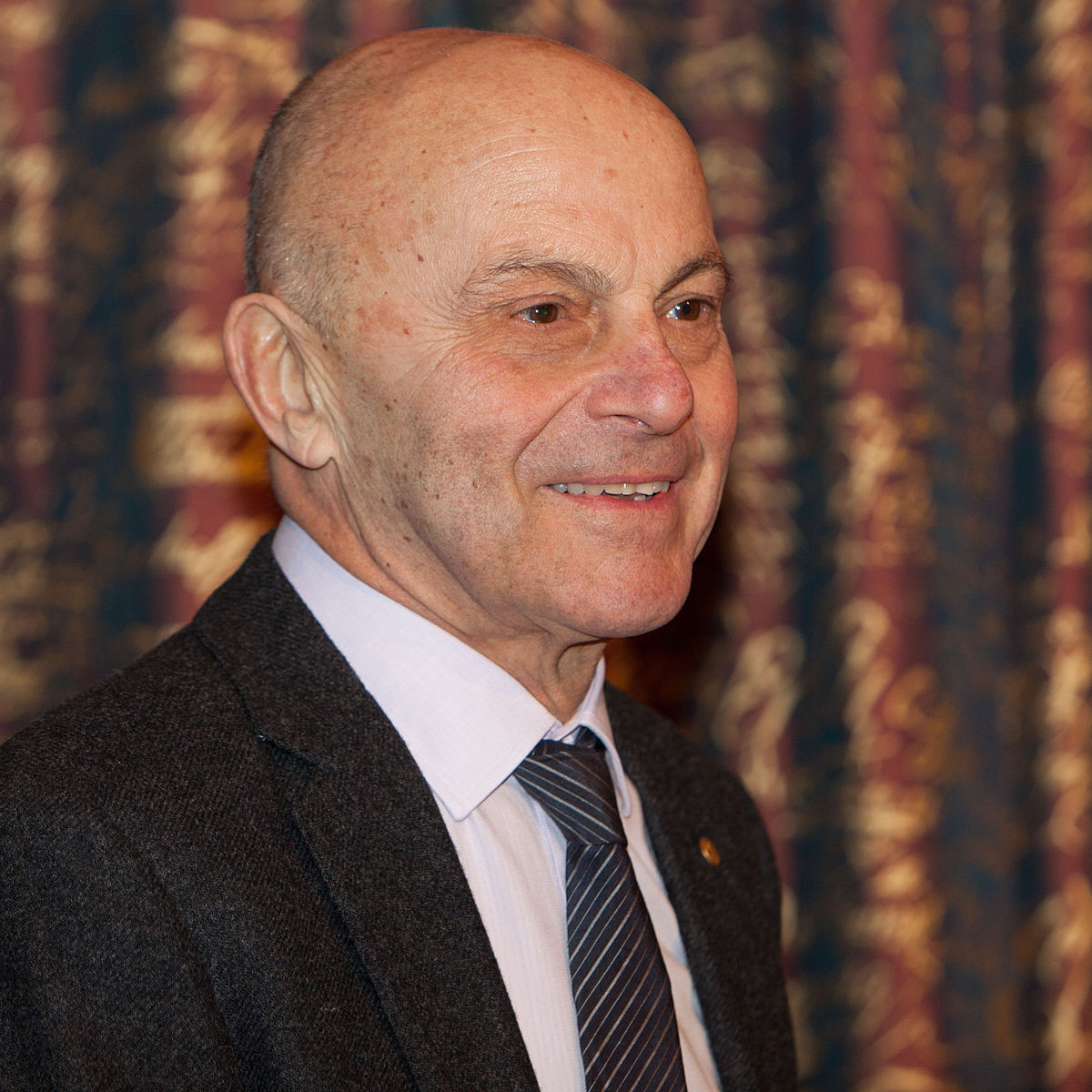 Eugene_Fama_at_Nobel_Prize,_2013.jpg