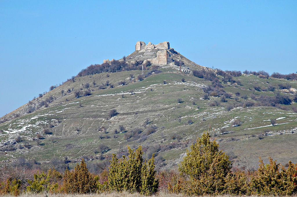 1024px-Artana-Novo_Berda_Castle1.jpg