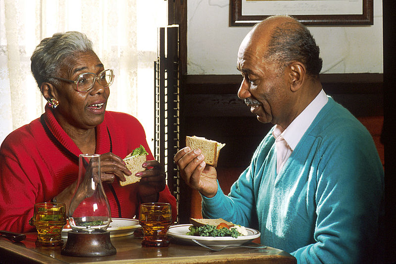 800px-Couple_eating_lunch.jpg