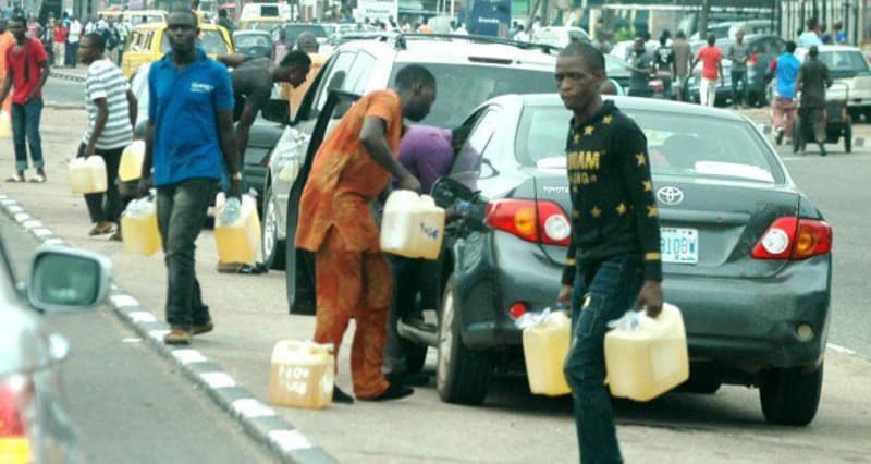 PIC.4.-FUELS-HAWKER-IN-LAGOS-620x330-620x330_bct1zk.jpg
