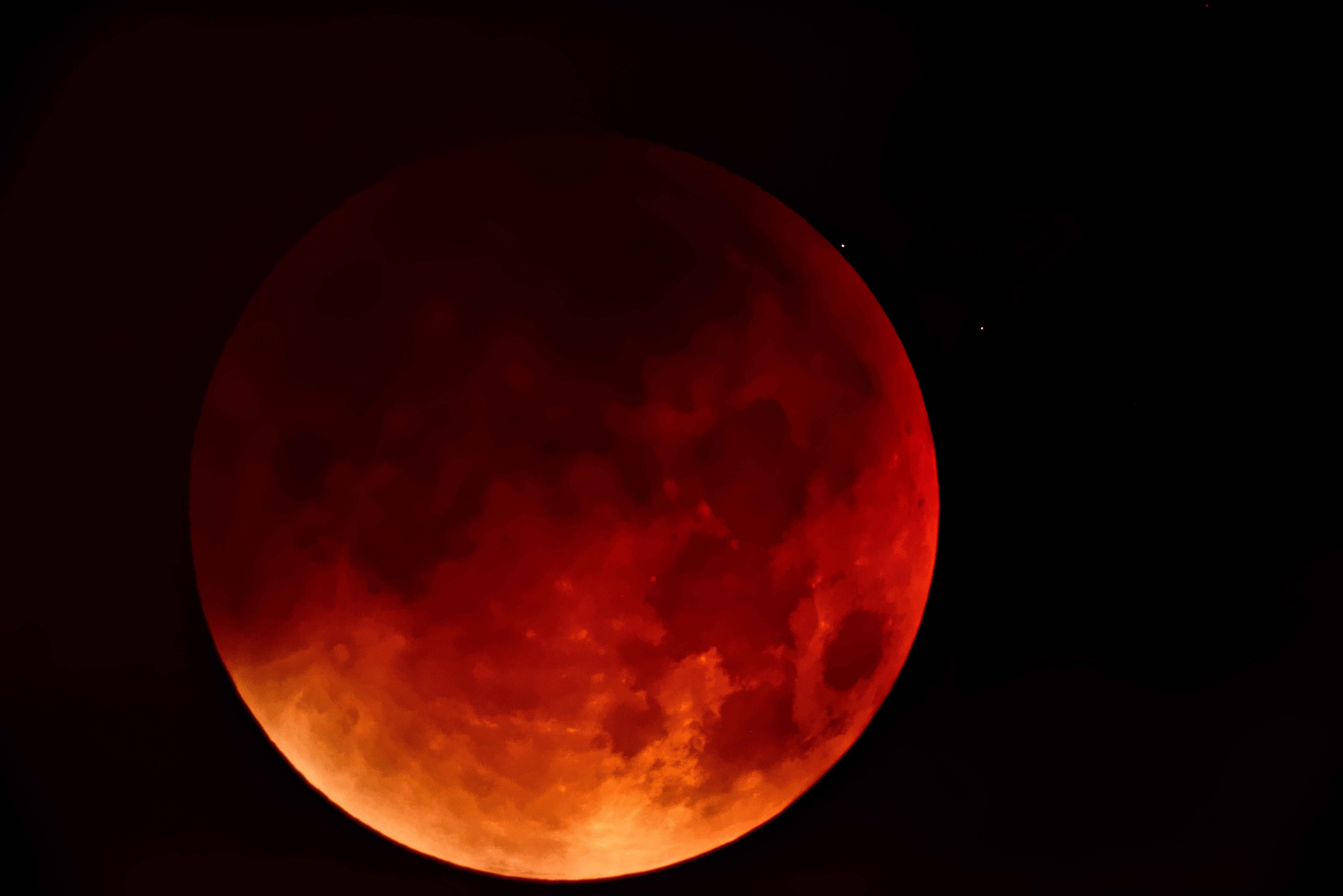 Купить кровавая луна. Лунное затмение красная Луна. Красная Кровавая Луна. Яркая красная Луна. Красная Луна фон.