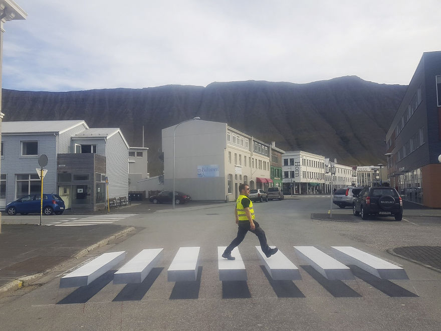 3D-pedestrian-crossing-island-59f0352da431b__880.jpg