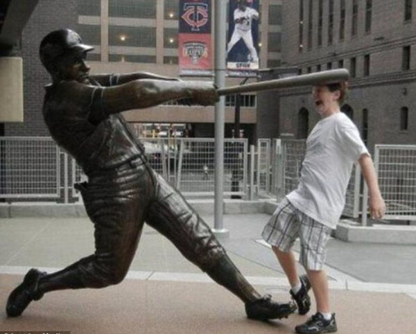 Statues-Hitting-People-04.jpg